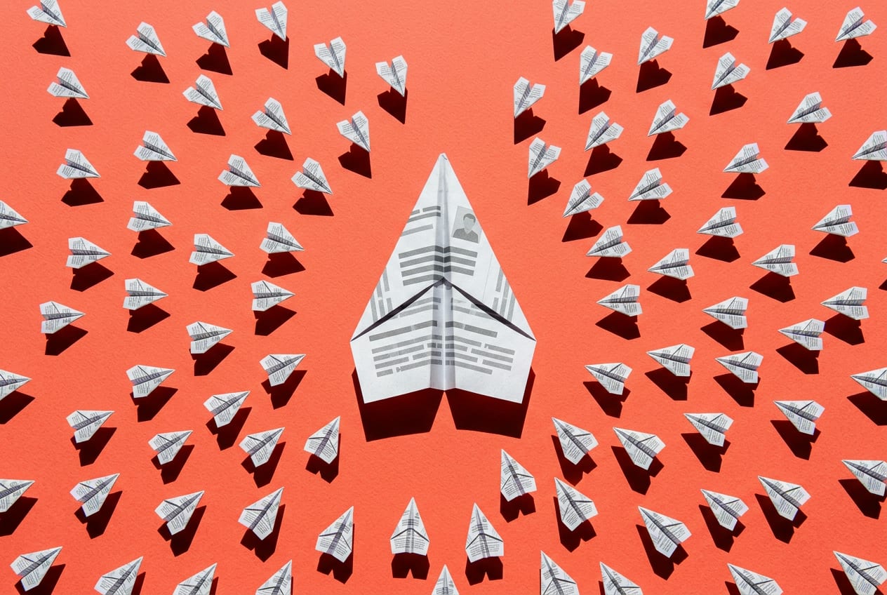 Деловая сеть это не резюме. Фото, которое хорошо в отклике, тут работает хуже